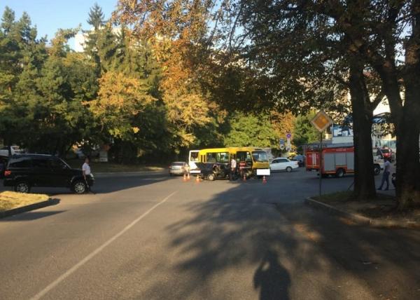 5 человек пострадали в столкновении автобуса и легковушки в Кисловодске